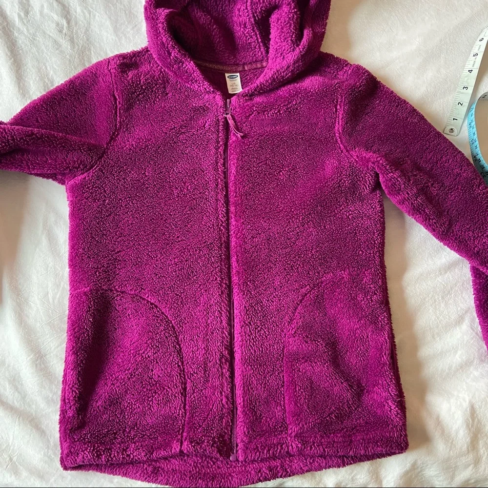 Girls cozy fuzzy hoodie size Large (10-12) Fuchsia. Front pockets zip up.